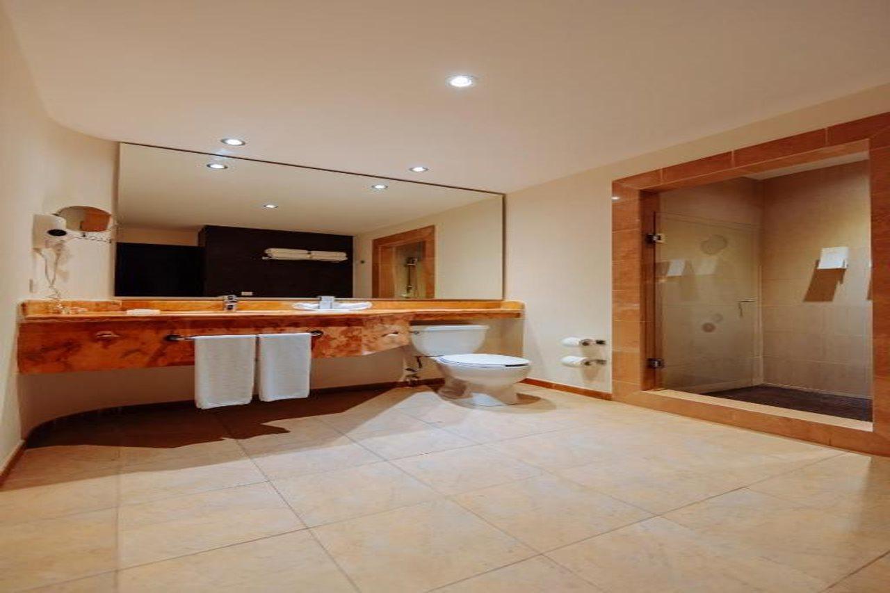 Occidental At Xcaret Destination Hotel Xcaret Park Екстериор снимка A bathroom