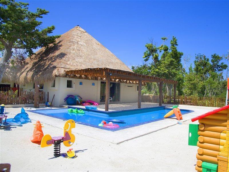 Occidental At Xcaret Destination Hotel Xcaret Park Екстериор снимка The children's pool at the Grand Palladium Hotel in Cancun, Mexico