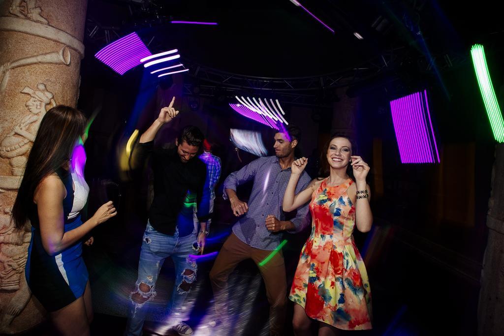 Occidental At Xcaret Destination Hotel Xcaret Park Екстериор снимка People dancing in a nightclub