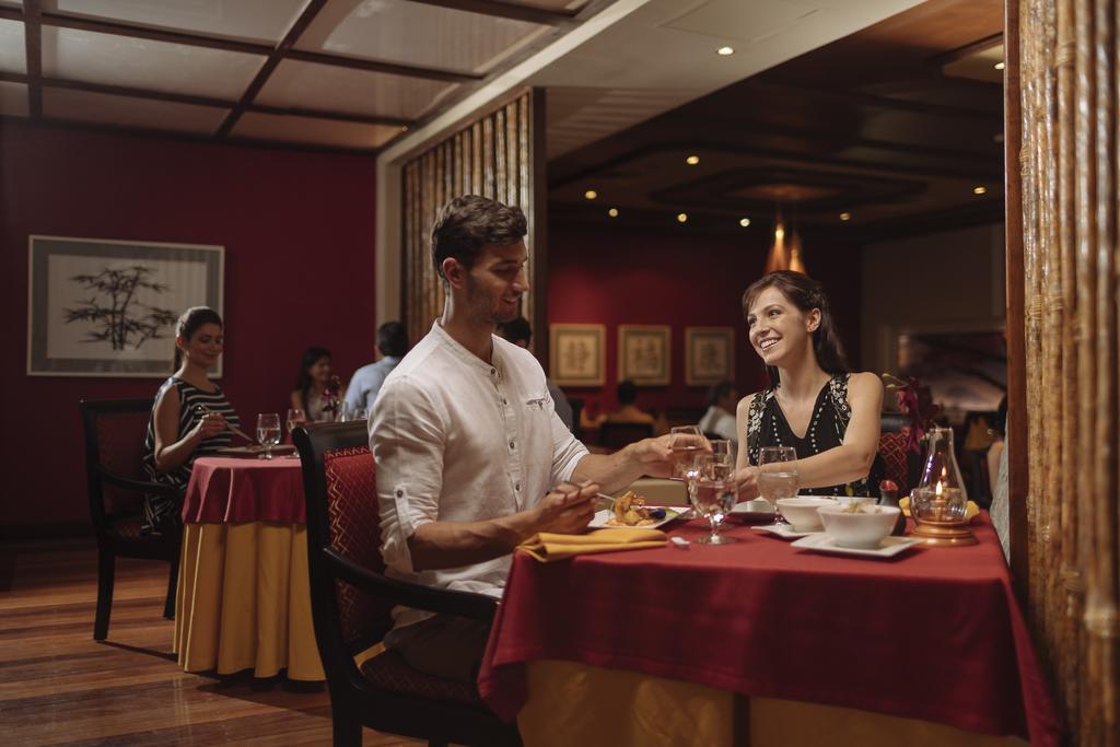 Occidental At Xcaret Destination Hotel Xcaret Park Екстериор снимка A couple dining at a restaurant