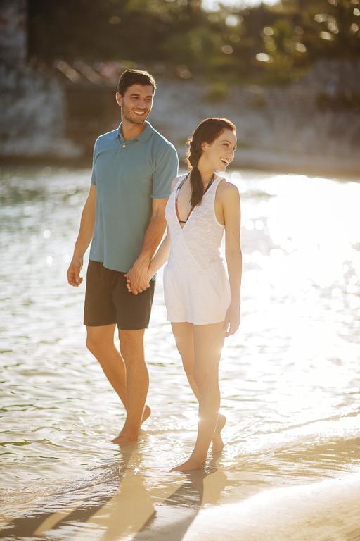 Occidental At Xcaret Destination Hotel Xcaret Park Екстериор снимка A couple holding hands